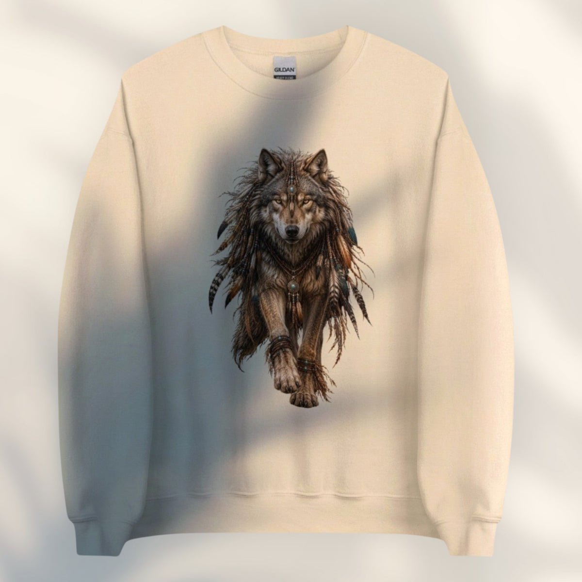 JJ Luxury House beige crewneck sweatshirt met gedetailleerde wolf graphic met veren en kralen in aardetinten.