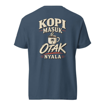 JJ Luxury House blauw katoenen T-shirt met Kopi Masuk Otak Nyala print op de achterkant