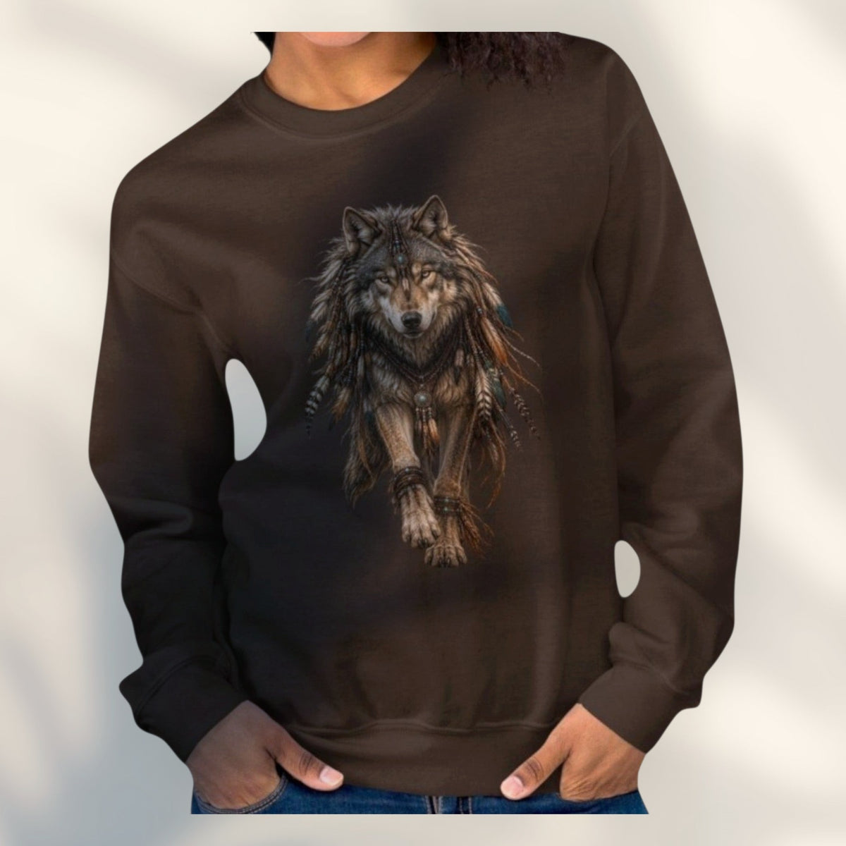 JJ Luxury House unisex bruine sweater met gedetailleerde wolf-illustratie in aardetinten en een relaxte pasvorm.