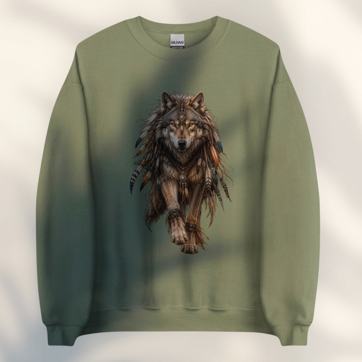 JJ Luxury House olijfgroene unisex sweater met gedetailleerde wolf-print en veren in aardetinten op de voorzijde.