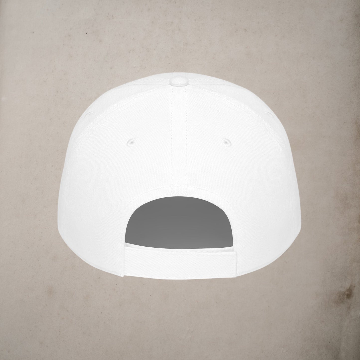Achterkant van een witte JJ Luxury House baseballpet van katoen met een verstelbare klittenbandsluiting.