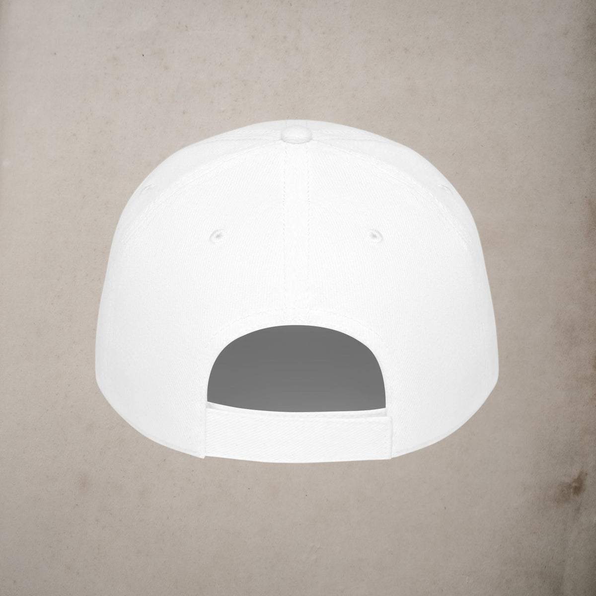 Achterkant van een witte JJ Luxury House baseballpet van katoen met een verstelbare klittenbandsluiting.