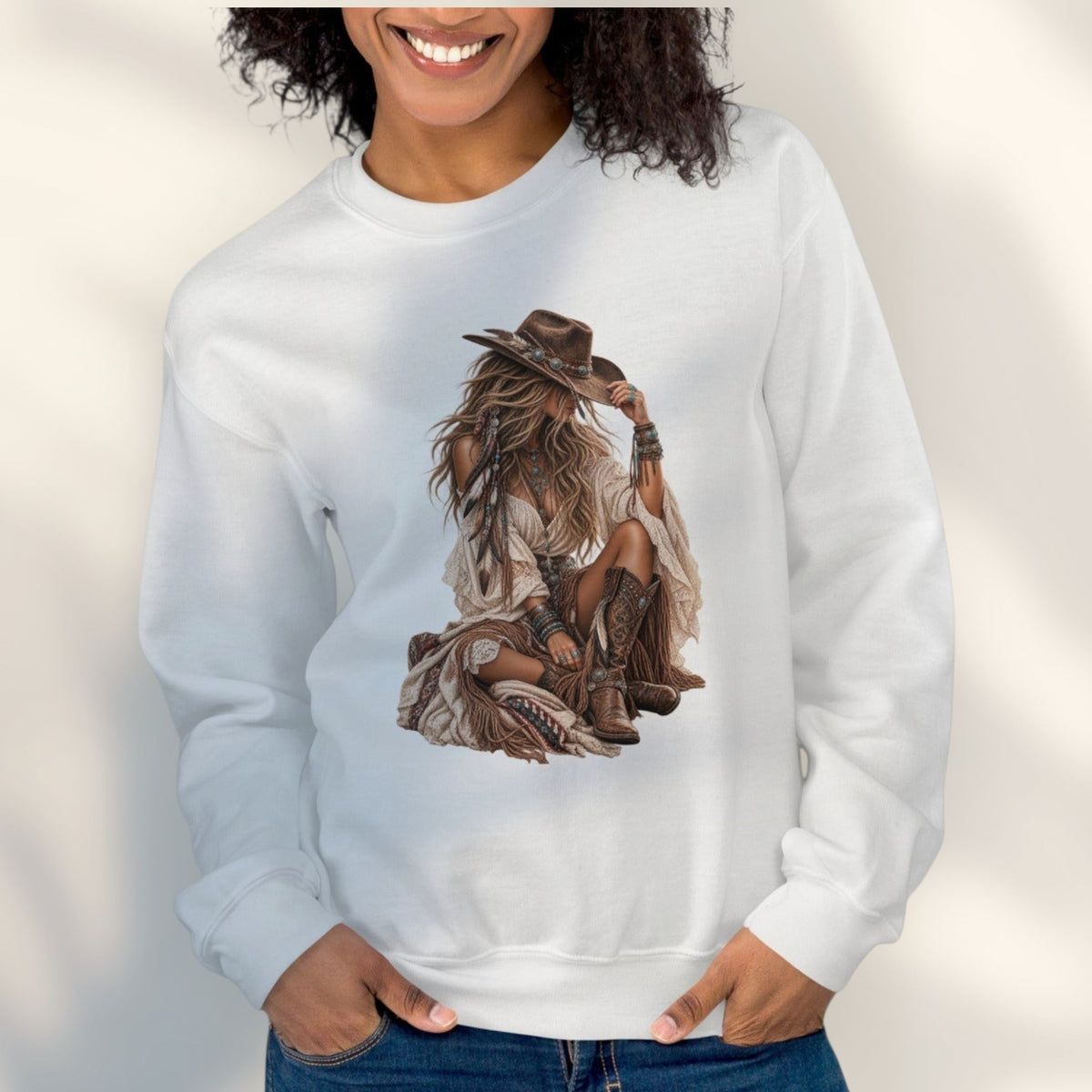 JJ Luxury House witte unisex sweater met Bohemian Muse cowgirl illustratie in aardetinten voor een vintage western look.