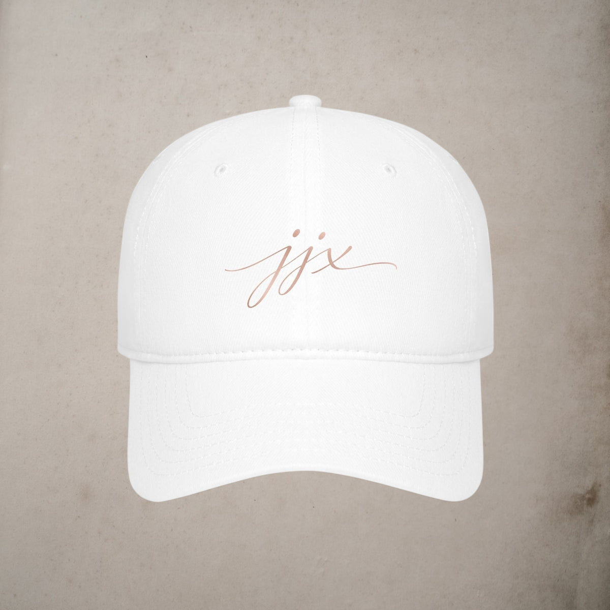 Witte JJ Luxury House baseballpet van katoen met verfijnd goudkleurig borduursel op de voorzijde