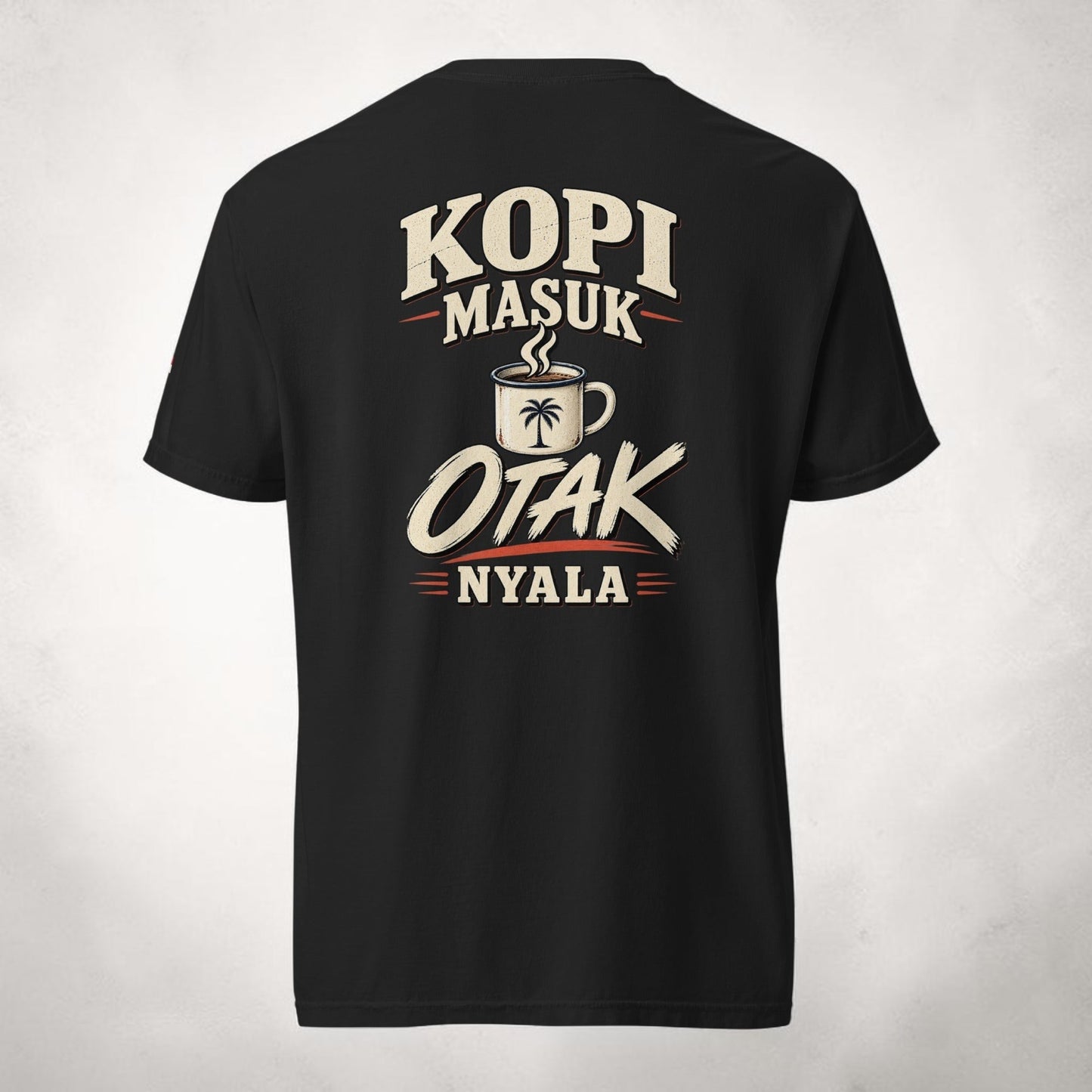 Zwarte JJ Luxury House Heritage Indonesia Kopi Masuk Otak Nyala T-shirt van zwaar katoen met grafische print op rug.
