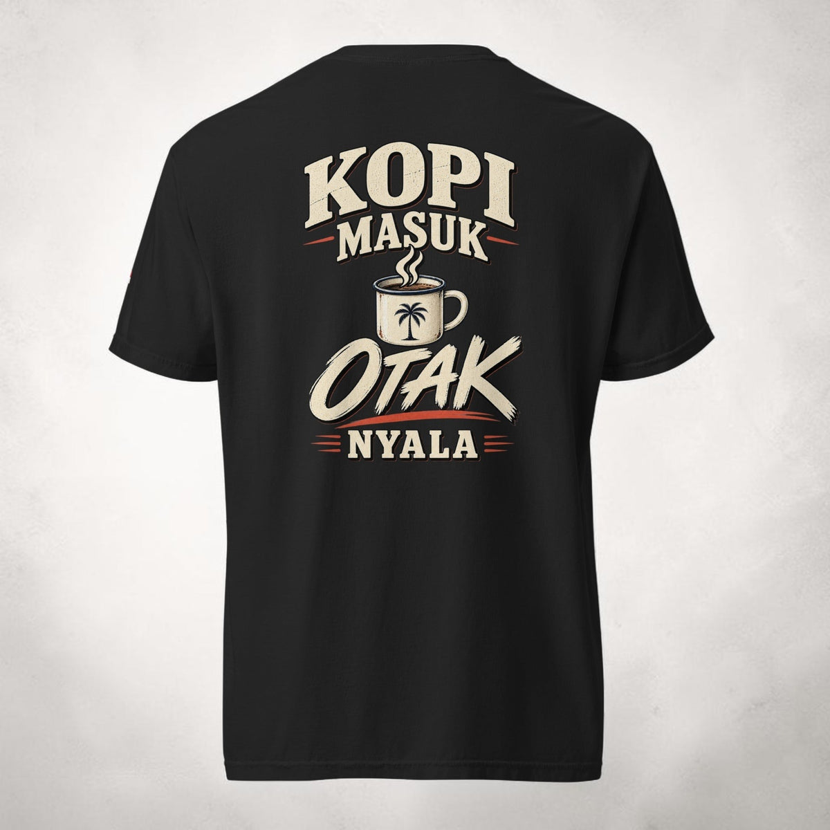 Zwarte JJ Luxury House Heritage Indonesia Kopi Masuk Otak Nyala T-shirt van zwaar katoen met grafische print op rug.