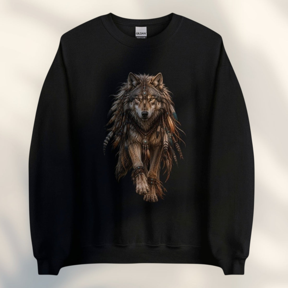 JJ Luxury House zwarte unisex sweater met gedetailleerde wolf-illustratie in aardetinten op de voorzijde.